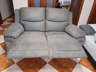 Sofá gris de tela