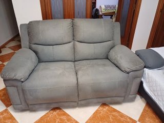 Sofá gris de tela