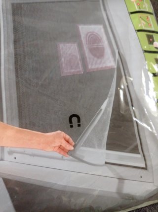 Mosquitera para ventana con cierre magnético