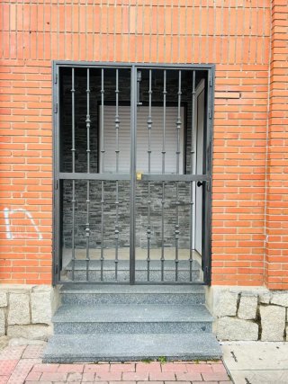 Puerta de Hierro con Rejas