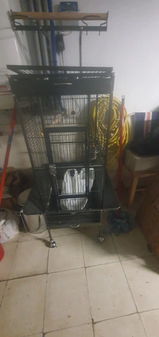 Jaula para loros con ruedas y zona de juego