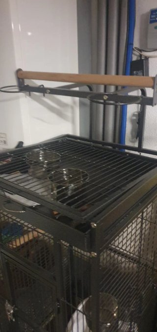 Jaula para loros con ruedas y zona de juego