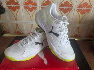 Zapatillas Puma pádel blancas y amarillas