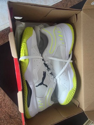 Zapatillas Puma pádel blancas y amarillas