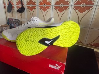 Zapatillas Puma pádel blancas y amarillas