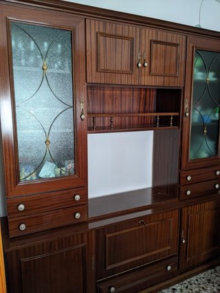 Mueble de salón de madera con vitrinas