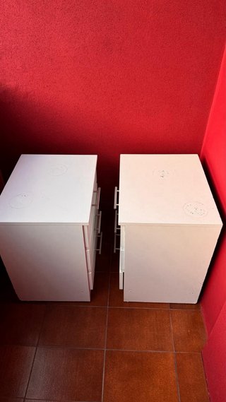 2 Mesitas de noche blancas de madera