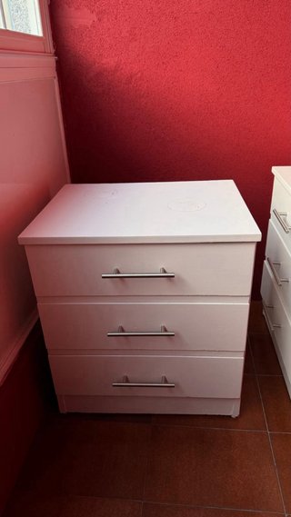 2 Mesitas de noche blancas de madera