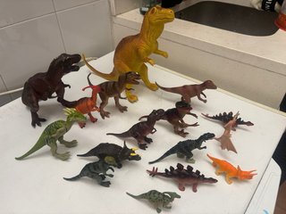 Lote de 16 dinosaurios de juguete