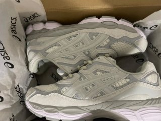 Zapatillas Asics Gris y Blanco