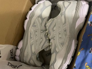 Zapatillas Asics Gris y Blanco