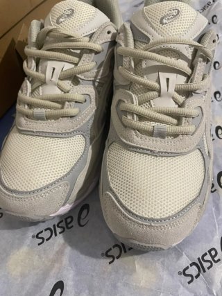 Zapatillas Asics Gris y Blanco