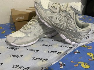 Zapatillas Asics Gris y Blanco