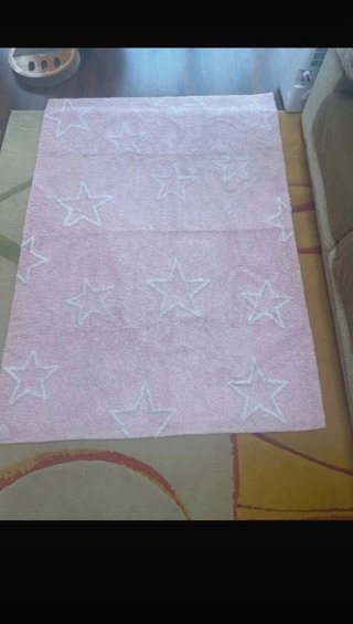 Alfombra rosa con estrellas blancas