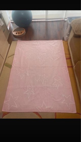 Alfombra rosa con estrellas blancas