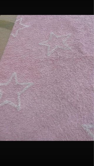Alfombra rosa con estrellas blancas