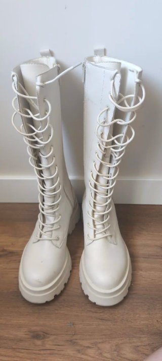 Botas altas blancas con cordones