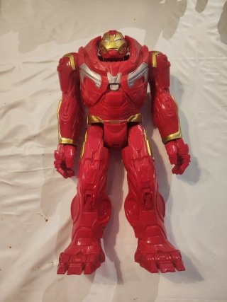 Muñeco HulkBuster y Capitán América