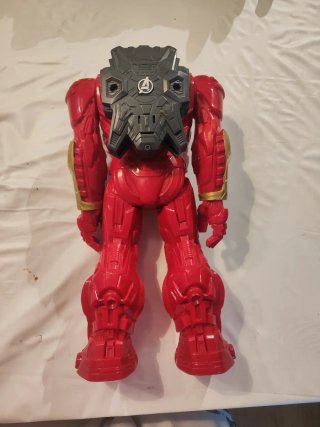 Muñeco HulkBuster y Capitán América