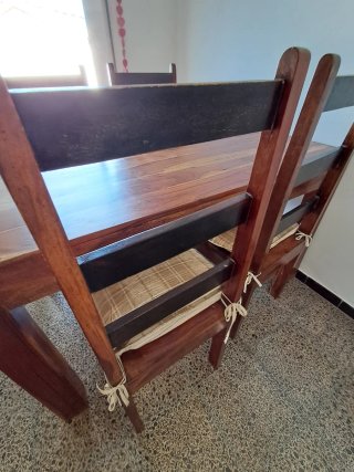Mesa de comedor y 4 sillas de madera