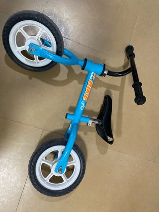 Bicicleta infantil sin pedales azul