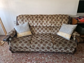 Sofá antiguo de tela y madera