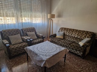 Sofá antiguo de tela y madera