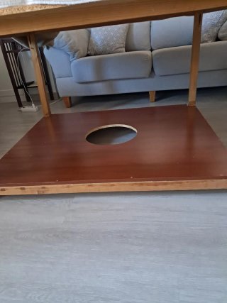 Mesa camilla con cristal, falda beige y ruedas