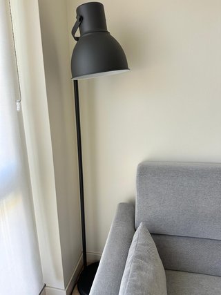Lámpara de pie HEKTAR gris oscuro IKEA