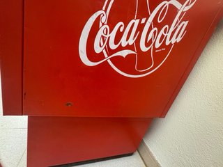 Nevera Coca-Cola bajo mostrador