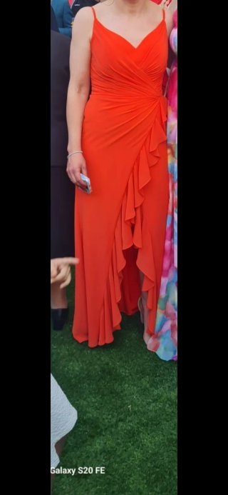 Vestido fiesta coral con volantes