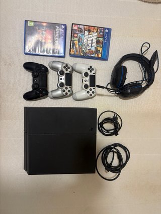 Console PS4 nera con controller e cavi