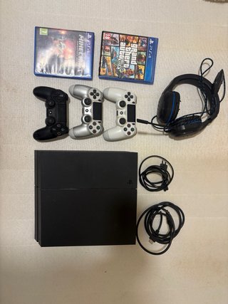 Console PS4 nera con controller e cavi