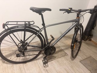 Bicicleta de paseo gris con portaequipajes