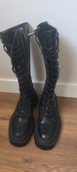 Botas altas negras con cordones