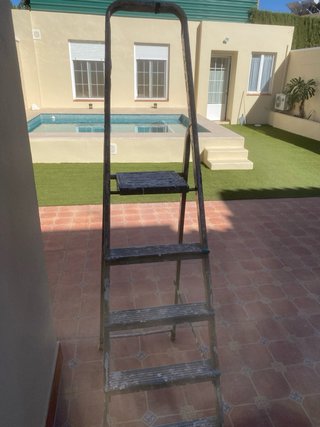 Escalera aluminio (8€ (5 peldaños)