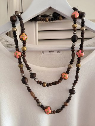 Collar de madera con flores pintadas a mano