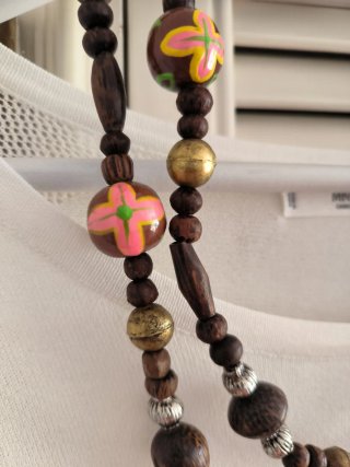 Collar de madera con flores pintadas a mano