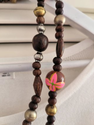 Collar de madera con flores pintadas a mano