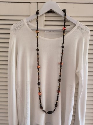 Collar de madera con flores pintadas a mano