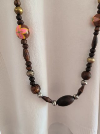 Collar de madera con flores pintadas a mano