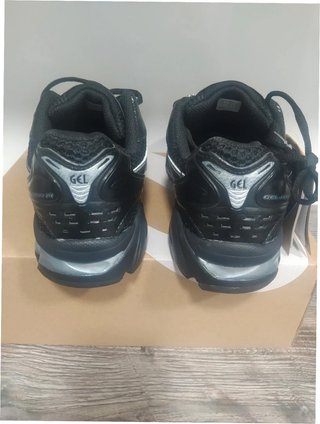 ASICS Gel-Kayano 14 Talla 42 Negro/Plata