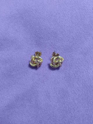 Pendientes dorados nudo entrelazado