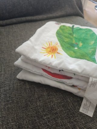 Libro tela La pequeña oruga glotona