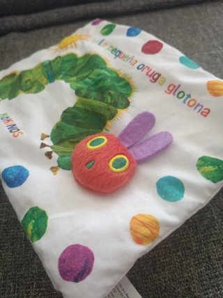 Libro tela La pequeña oruga glotona