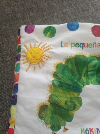 Libro tela La pequeña oruga glotona