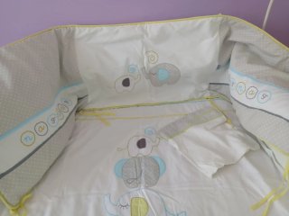 Ropa de  cuna elefantes bordados
