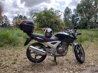 Moto Naked Negra y Plateada