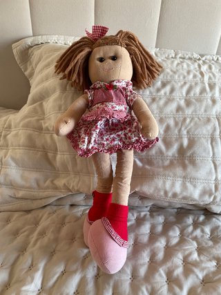 Muñeca de tela con vestido rojo