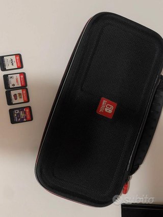 Nintendo Switch OLED + 4 giochi + 2 Joy-Con